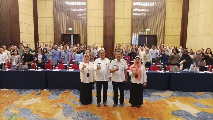 Foto Bersama Para peserta Bimtek dan Sosialisasi Implementasi Perizinan Berusaha Berbasis Risiko dan Pengawasan Perizinan Berusaha Berbasis Risiko, di Ballroom Hotel Novotel Balikpapan. Foto: BorneoFlash.com/Niken Sulastri.