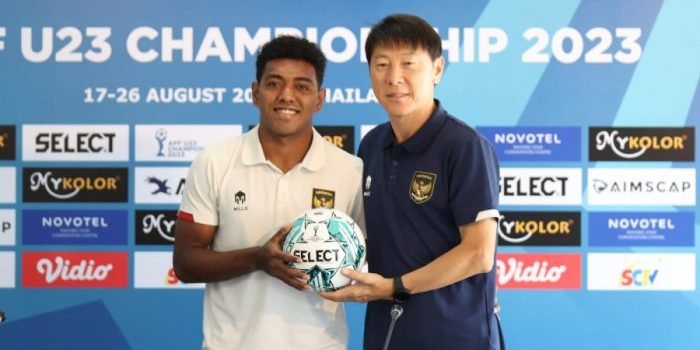 Pelatih Shin Tae-yong Bersama Pemain Kelly Sroyer. Foto: HO/pssi.org