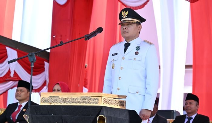 Bupati Paser dr. Fahmi Fadli,  saat memimpin upacara pengibaran Bendera merah Putih di Halaman Kantor Bupati Paser, Kamis (17/8/2023). Foto: HO/Media Center Paser.