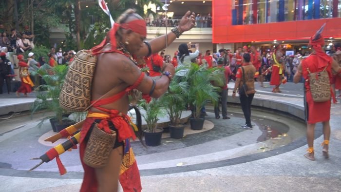 Penampilan kesenian daerah dari komunitas Tangkitn Merah - Tameng Adat Borneo membuat merinding pengunjung Plaza Balikpapan, Beberapa penonton ada yang berdecak kagum, ada pula yang tampak meringis melihat penampilan mereka dengan senjata mandau khas adat Dayak. pada Minggu sore, (27/8/2023). Foto: BorneoFlash.com/Ardian.