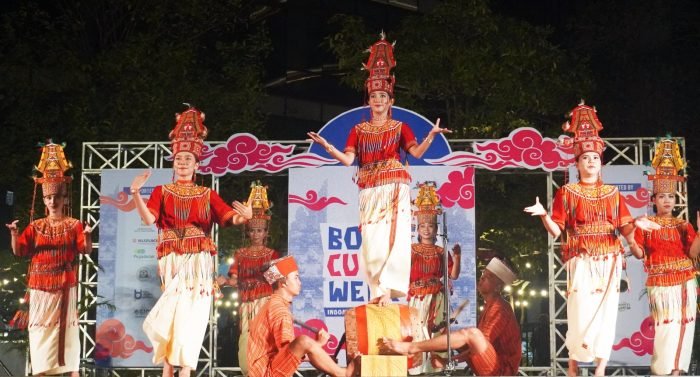 Penampilan seni tradisional tari Pa'Gellu asal Tana Toraja dalam acara Borneo Culture Week 4.0 di Plaza Balikpapan pada Sabtu (26/8/2023) malam. Foto: BorneoFlash.com/Ardian.