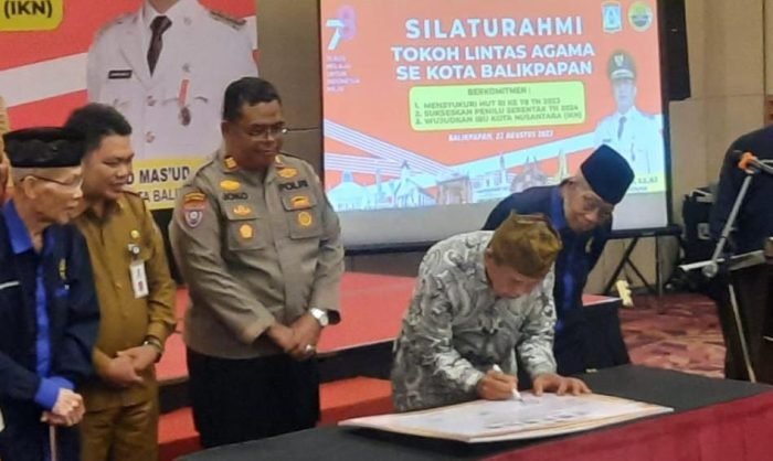Penandatangan Komitmen Bersama Tokoh Lintas Agama Se Kota Balikpapan, pada hari Selasa, (22/8/2023), di Hotel Platinum Balikpapan. Foto: BorneoFlash.com/Niken Sulastri.  

