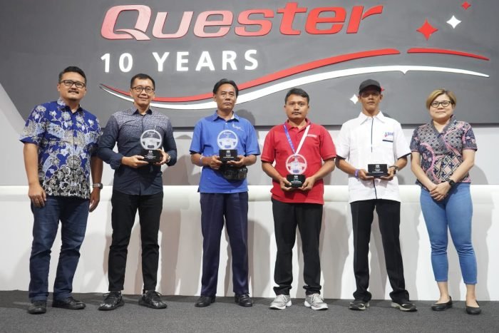 Penyerahan apresiasi kepada pengemudi. Foto: BorneoFlash.com/Ist.