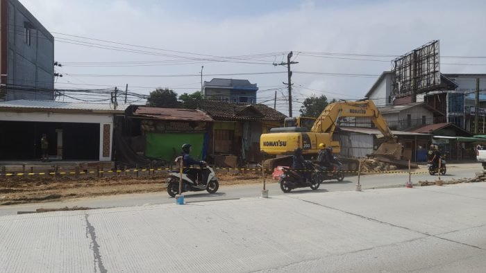 Perbaikan jalan yang telah berlangsung selama 2 bulan di sekitar jalan MT Haryono (Simpang BJBJ-Angkringan Laperpool) telah menimbulkan dampak yang cukup signifikan terhadap pendapatan UMKM di sekitarnya. Foto: BorneoFlash.com/Ardian.
