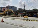 Perbaikan jalan yang telah berlangsung selama 2 bulan di sekitar jalan MT Haryono (Simpang BJBJ-Angkringan Laperpool) telah menimbulkan dampak yang cukup signifikan terhadap pendapatan UMKM di sekitarnya. Foto: BorneoFlash.com/Ardian.