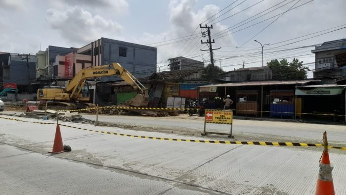 Perbaikan jalan yang telah berlangsung selama 2 bulan di sekitar jalan MT Haryono (Simpang BJBJ-Angkringan Laperpool) telah menimbulkan dampak yang cukup signifikan terhadap pendapatan UMKM di sekitarnya. Foto: BorneoFlash.com/Ardian.