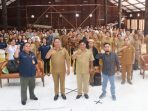 Plh Sekda Mahulu Yordanus Dani, S.Hut., M.Si, berfoto bersama usai membuka Sosialisasi Pemanfaatan Barang Milik Daerah, di Balai Adat Ujoh Bilang. Selasa (1/8/2023). Foto: HO/prokopim.mahulu