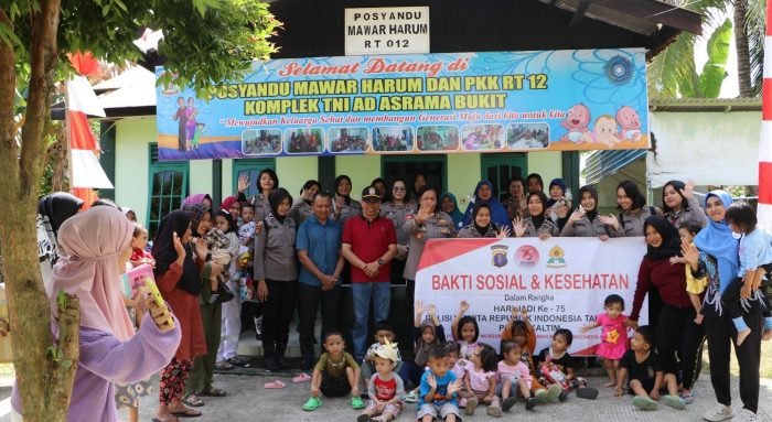 Polwan Polda Kaltim mengadakan bakti sosial dan kesehatan di Posyandu Mawar Harum, pada Sabtu (12/8/2023). Foto: HO/Humas Polda Kaltim.