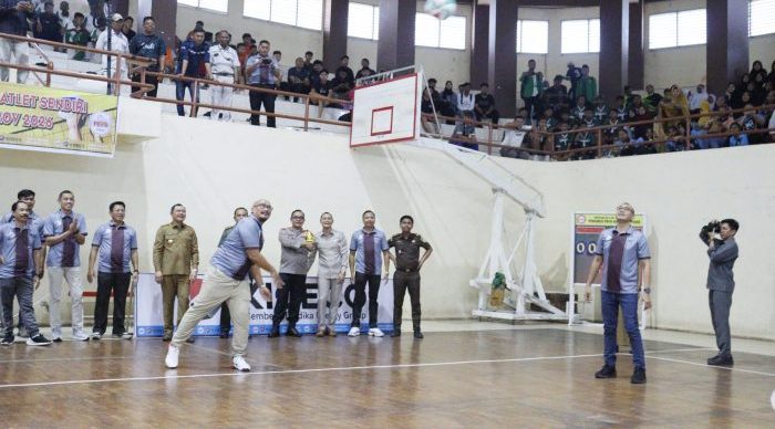 Presiden Direktur Kideco, M.Kurnia Ariawan melakukan service saat pembukaan Kideco Volleyball Tournament 2023. Foto: HO/Kideco Jaya Agung. 

