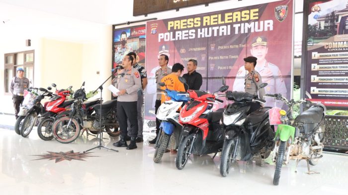Press Release di Koridor Kantor Polres Kutim, Jumat (11/08/23) dengan mengungkap kasus pencurian sepeda motor. Foto: Humas Polda Kaltim.