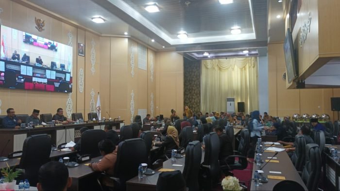 Rapat Paripurna Dewan Perwakilan Rakyat Daerah Kota Balikpapan ke 16 masa sidang II Tahun 2023, berlangsung di Ruang Rapat Paripurna DPRD Balikpapan pada hari Senin (28/8/2023). Foto: BorneoFlash.com/Niken Sulastri.