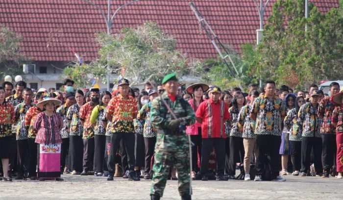 Ribuan peserta upacara di HUT ke 78 Kemerdekaan Republik Indonesia Di Lamin Budaya Sendawar kompak mengenakan busana budaya bernuansa Dayak Kutai Barat. Foto: BorneoFlash.com/Ist.