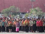 Ribuan peserta upacara di HUT ke 78 Kemerdekaan Republik Indonesia Di Lamin Budaya Sendawar kompak mengenakan busana budaya bernuansa Dayak Kutai Barat. Foto: BorneoFlash.com/Ist.