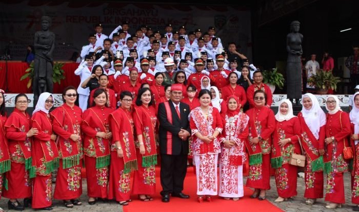 Bupati Kubar FX Yapan Bersama kepala Organisasi Perangkat Daerah lainnya Kompak mengenakan pakaian bernuansa Dayak. Foto: BorneoFlash.com/Ist.
