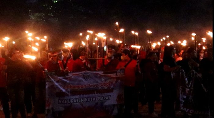 Ribuan warga Kutai Barat mengikuti pawai obor dalam rangka menyambut hari Kemerdekaan Republik Indonesia ke-78 tahun di alun-alun Itho Sendawar. Foto: BorneoFlash.com/Ist.