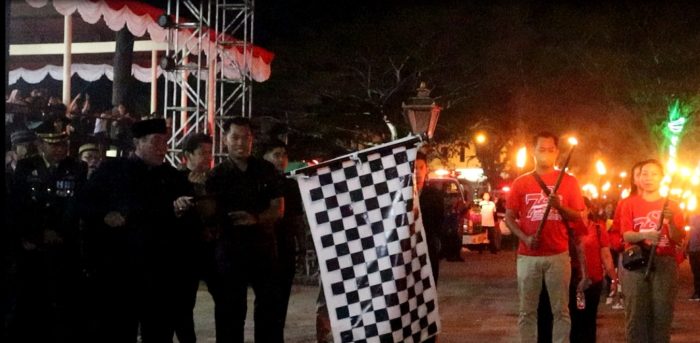 Ribuan warga Kutai Barat mengikuti pawai obor dalam rangka menyambut hari Kemerdekaan Republik Indonesia ke-78 tahun di alun-alun Itho Sendawar. Foto: BorneoFlash.com/Ist.