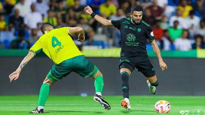 Riyad Mahrez dalam laga Al Khaleej vs Al Ahli di pekan ke-2 Liga Arab Saudi 2023/2024 di Prince Mohamed bin Fahd Stadium, Jumat (18/8/2023). Foto: Twitter @ALAHLI_FCEN