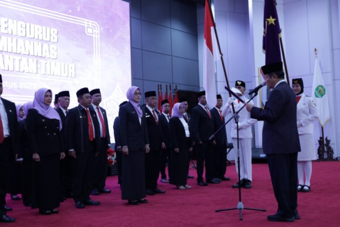 Sekdaprov Kaltim Sri Wahyuni Dilantik Jenderal TNI (Purn) Agum Gumelar Sebagai Pengurus Dewan Perwakilan Daerah (DPD) Ikatan Keluarga Alumni (IKAL) - Lembaga Ketahanan Nasional (LEMHANAS) Provinsi Kaltim untuk periode 2023 - 2028 di Odah Etam, pada Senin (7/8/2023). Foto: HO/diskominfo.kaltimprov.go.id