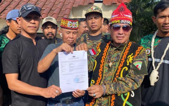 Ormas Daerah Kota Balikpapan membuat laporan pengaduan di Polda Kaltim atas pernyataan Rocky Gerung, pada hari Senin (1/8/2023). Foto: BorneoFlash.com/Ist.