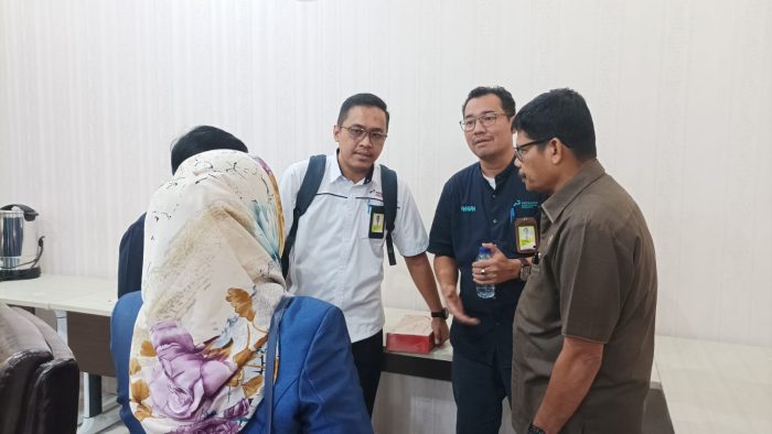 Tim Optimalisasi Rumah Dinas Perumahan (RDP), Ely Chandra Peranginangin (Kedua kanan) Sampaikan program optimalisasi rumah dinas perusahaan yang berada di wilayah Kelurahan Muara Rapak dan Kelurahan Margo Mulyo. Foto: BorneoFlash.com/Niken Sulastri.