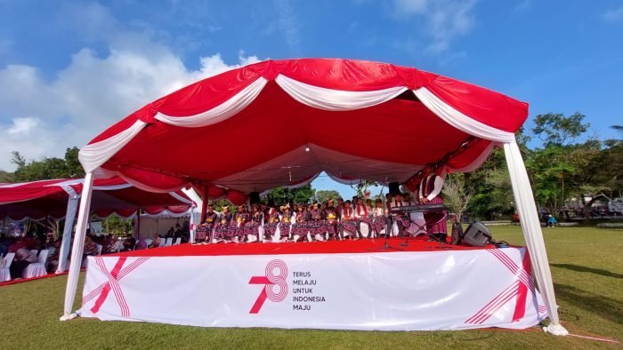Tim Patra Dharma & Balikpapan Students Choir (PDBSC) Tampil pada Upacara bendera peringatan Hari Ulang Tahun (HUT) ke 78 Kemerdekaan Republik Indonesia, di Lapangan Merdeka pada hari Kamis (17/8/2023). Foto: BorneoFlash.com/Ist.