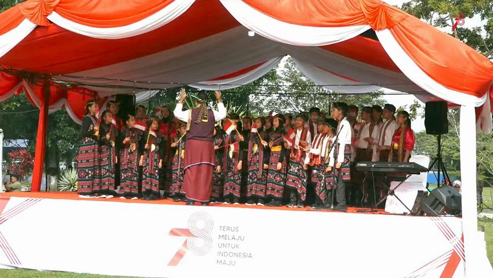Tim Patra Dharma & Balikpapan Students Choir (PDBSC) Tampil pada Upacara bendera peringatan Hari Ulang Tahun (HUT) ke 78 Kemerdekaan Republik Indonesia, di Lapangan Merdeka pada hari Kamis (17/8/2023). Foto: BorneoFlash.com/Ist.