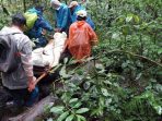 Tim SAR Gabungan Evakuasi Pendaki gunung Kerinci yang cidera saat mendaki. Foto: HO/Basarnas Jambi.