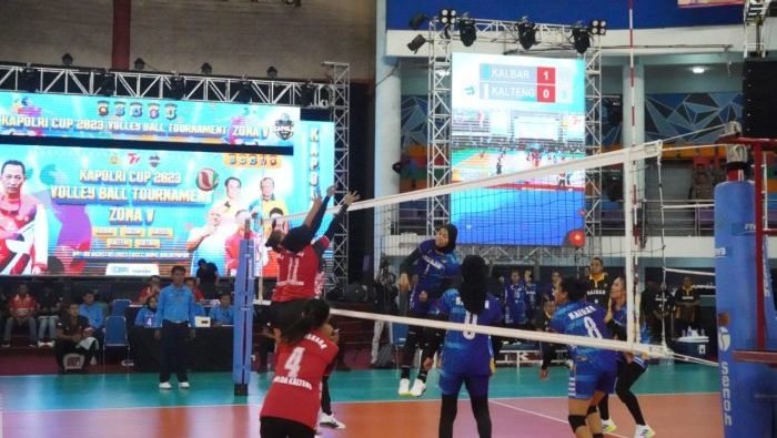 Tim volly putri Kalbar raih kemenangan telak 3 set langsung atas tim volly putri Kalteng pada gelaran Kapolri Cup 2023 Zona V Kalimantan yang, Jumat  (04/08/2023) pagi. Foto: HO/Humas Polda Kaltim.
