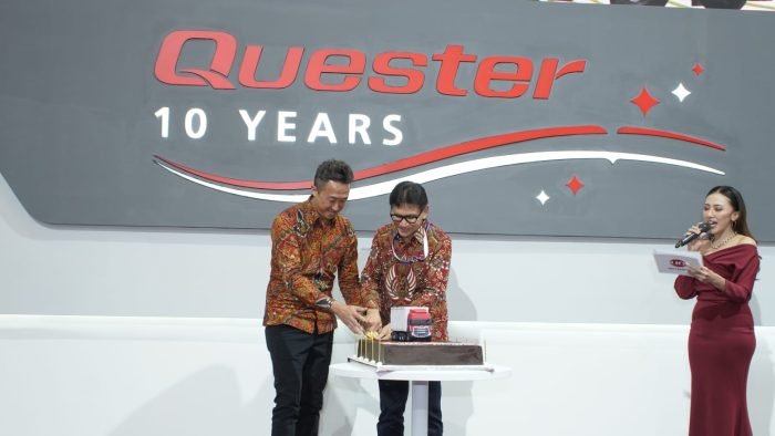 (ki-ka)Toshihiko Odawara, President Director of UD Trucks Indonesia bersama Rahmat Samulo sebagai Vice President Director, Marketing and After Sales Service Director of UD Trucks Indonesia. Foto: BorneoFlash.com/Ist.