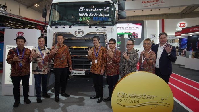 (ki-ka) Bambang Widjanarko, Chief Operating Officer of Astra International UD Trucks Sales Operation; Winarto Martono, Chief Executive of Astra International UD Trucks Sales Operation; Toshihiko Odawara, President Director of UD Trucks Indonesia; Gidion Hasan, Director of PT Astra International; Rahmat Samulo, Vice President Director, Marketing and After Sales Service Director of UD Trucks Indonesia; Andreas,General Manager of PT United Tractor Tbk; Kishi Nobuhiko, Vice President UD Trucks Technology; Johan Kleinsteuber, Vice President UD Trucks International Sales. Foto: BorneoFlash.com/Ist.