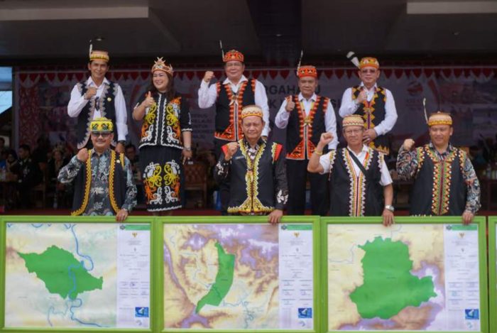 Upacara HUT RI ke-78 berlangsung khidmat meski langit mendung. Bupati memimpin sebagai inspektur upacara di Lapangan Semen Ujoh Bilang pada Kamis (17/8/2023). Foto: HO.