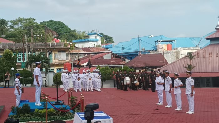 Upacara serah terima jabatan Danlanal Kota Balikpapan dari Kolonel Laut (P) Rasyid Al Hafiz, MMaritimePol., M.Tr. Hanla kepada Kolonel Laut (P) Dr. Hendriman Putra, S.H., S.Tr.Han., M.Tr. Hanla., M.M., M.Sc. dan Danlanal Kotabaru dari Letkol Laut (P) Edy Setyawan, S.E. kepada Letkol Laut (P) Hapsoro A Purbaningtyas, S.H., M.PM., CHRMP, berlangsung di Mako Lanal Balikpapan, pada hari Selasa (1/8/2023). Foto: BorneoFlash.com/Niken Sulastri.
