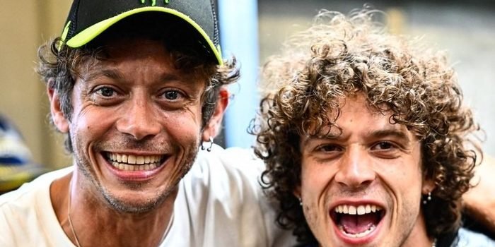 Sempat Menutup Wajahnya, Valentino Rossi Akhirnya Girang dengan Hasil MotoGP Austria