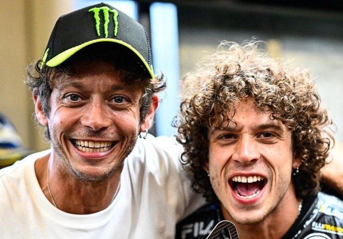 Valentino Rossi dan Marco Bezzecchi. Foto: IST/Twitter: MotoGP