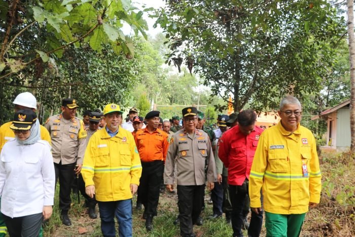 Wakapolda Kaltim Brigjen Pol Drs. Mujiyono bersama Wagub H. Hadi Mulyadi, menghadiri Gladi Posko Kebakaran Hutan dan Lahan Kaltim di PT. INHUTANI 1 UMHTI Batu Ampar - Mentawir, Kelurahan Karya Merdeka Kecamatan Samboja Barat, Kabupaten Kutai Kartanegara, Senin (31/07/2023). Foto: HO/Humas Polda Kaltim.