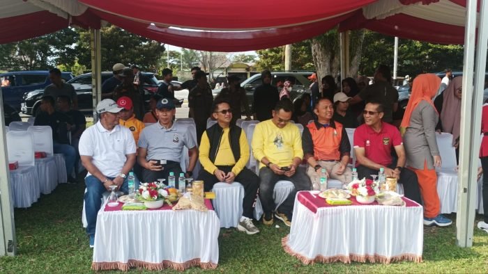 Wali Kota Balikpapan H Rahmad Mas'ud dan Forkopimda Balikpapan beserta istri serta pejabat di lingkungan Pemkot Balikpapan, Menyaksikan Langsung Lomba Panjat Pinang di Lapangan Merdeka Balikpapan pada hari Minggu (20/8/2023). Foto: BorneoFlash.com/Niken Sulastri.