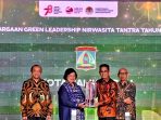 Wali Kota Balikpapan H Rahmad Mas'ud saat menerima penghargaan Narwasita Tantra.  Foto: BorneoFlash.com/Ist.