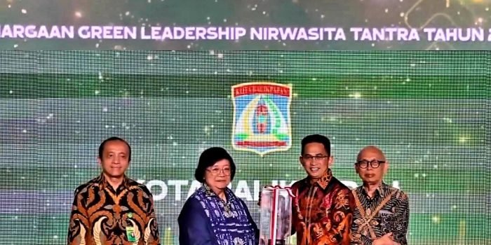 Wali Kota Balikpapan H Rahmad Mas'ud saat menerima penghargaan Narwasita Tantra.  Foto: BorneoFlash.com/Ist.