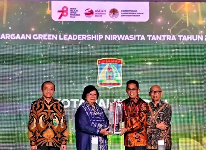 Wali Kota Balikpapan H Rahmad Mas'ud saat menerima penghargaan Narwasita Tantra. Wali Kota Balikpapan H Rahmad Mas'ud saat menerima penghargaan Narwasita Tantra.  Foto: BorneoFlash.com/Ist.