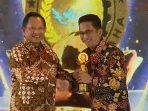 Wali Kota Balikpapan H Rahmad Mas'ud saat menerima penghargaan Upakarya Wanua Nugraha dari Menteri Dalam Negeri RI, Tito Karnavian, di Hotel Discovery Jakarta, pada hari Selasa (15/8/2023). BorneoFlash.com/Ist.