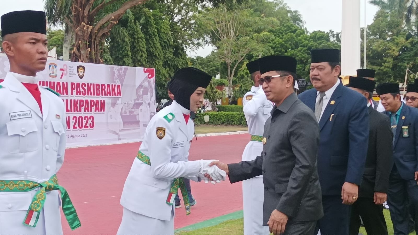 Wali Kota Balikpapan H Rahmad Mas'ud beserta Forkopimda memberikan ucapan selamat kepada Paskibraka Kota Balikpapan Foto: Niken/BorneoFlash.com