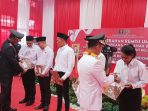 Wali Kota Balikpapan H Rahmad Mas'ud memberikan remisi kepada perwakilan warga binaan, dalam rangka Hari Kemerdekaan Republik Indonesia Ke 78 Tahun 2023, Rutan Kelas IIB pada hari Kamis 17 Agustus 2023.(Foto:BorneoFlash.com/Niken Sulastri).