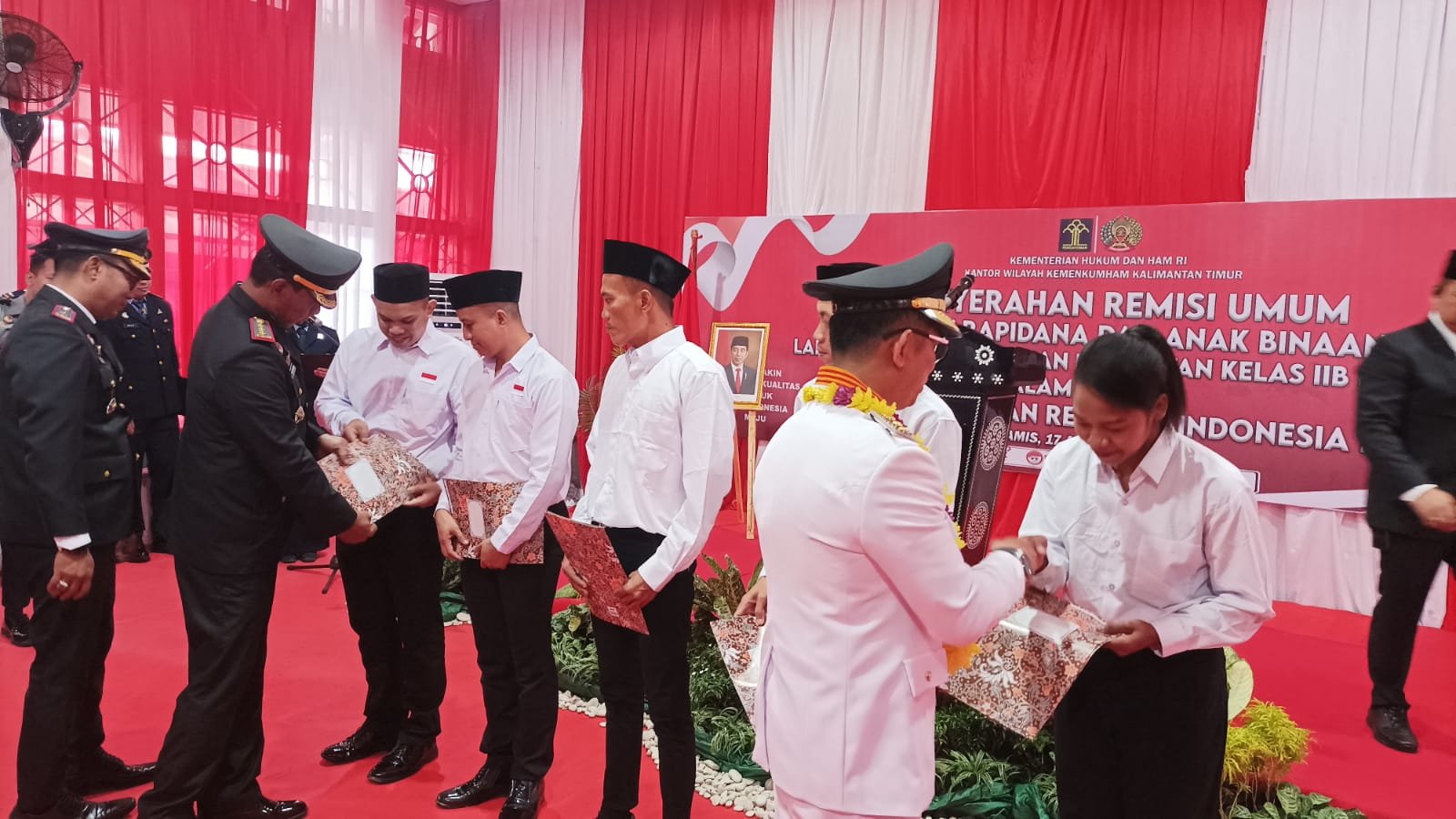 Wali Kota Balikpapan H Rahmad Mas'ud memberikan remisi kepada perwakilan warga binaan, dalam rangka Hari Kemerdekaan Republik Indonesia Ke 78 Tahun 2023, Rutan Kelas IIB pada hari Kamis 17 Agustus 2023.(Foto:BorneoFlash.com/Niken Sulastri).