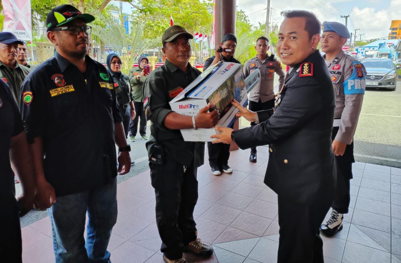 Kapolresta Balikpapan Kombes Pol Anton Firmanto menyerahkan bantuan berupa gergaji mesin kepada Relawan RAMBU dan Handy Talky kepada Relawan BALAKARANA, Relawan RAPI dan INFO BENCANA, di Mapolresta Balikpapan pada hari Kamis 17 Agustus 2023.(Foto:BorneoFlash.com/Info Bencana).