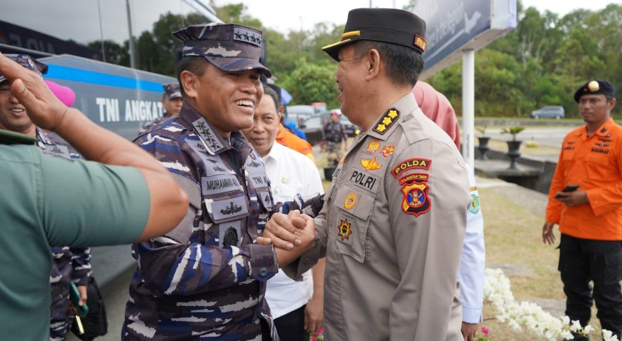 Irwasda Polda Kaltim Kombes Pol Zulkifli antar kepulangan KSAL Laksamana TNI Muhammad Ali, di Lanud Dhomber Balikpapan, Rabu (23/8/2023).
