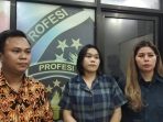 Atin Rahayu (27), wanita cantik yang sebelumnya menjalani hampir 7 bulan penahanan di Rutan Polres Kutai Barat atas tuduhan kasus narkoba, akhirnya dibebaskan setelah tidak terbukti bersalah oleh Majelis Hakim Pengadilan Negeri Kutai Barat.