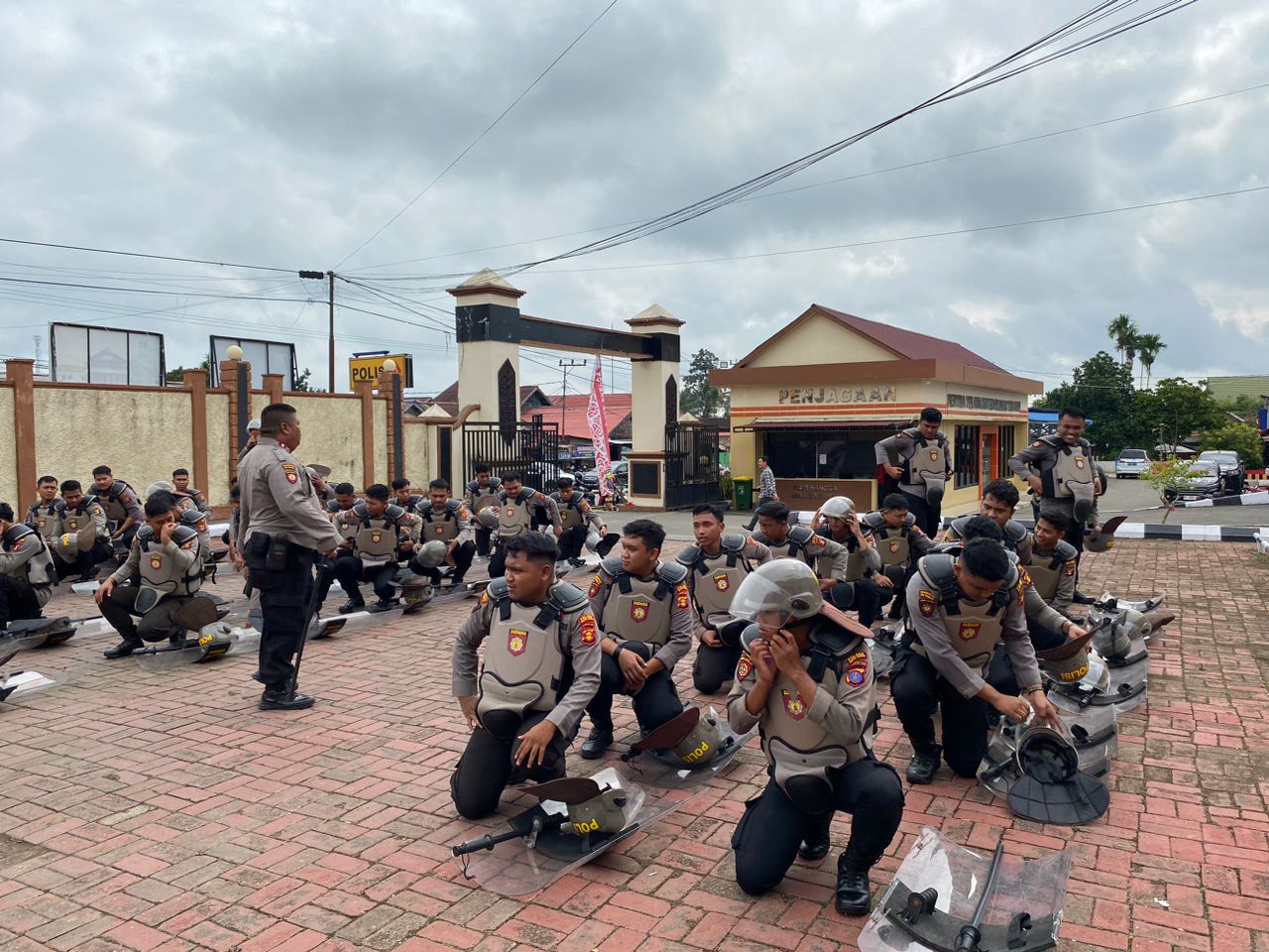 Polres Kutai Barat Gelar Latihan Dalmas Rutin, Tingkatkan Kemampuan dalam Persiapan Pemilu 2024