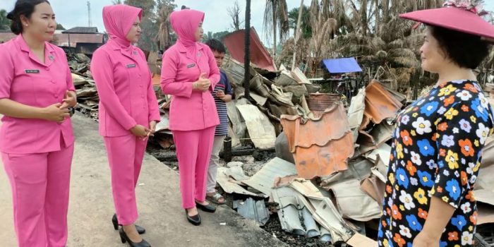 Ketua Ranting Bhayangkari Siluq Ngurai beserta Pengurus Ranting Bhayangkari Siluq Ngurai didampingi Kapolsek Siluq Ngurai Iptu Suyoto, mendatangi Korban Kebakaran dan memberikan bantuan berupa sembako.
