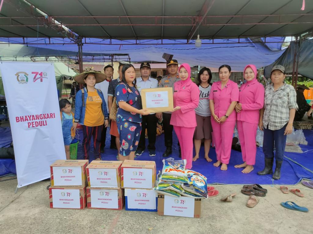 Empati Bhayangkari Ranting Siluq Ngurai, Beri Bantuan Warga Korban Kebakaran