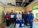 Bantuan Korban Kebakaran diberikan secara simbolis diwakili oleh Sr. Spv. Maintenance, Planning, and Service IT Balikpapan Dewi Yusva